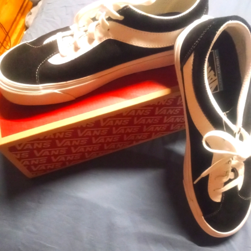 Vans Ultra Cush lite Black with white lace up ties.